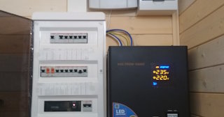 Установка и подключение стабилизаторов напряжения от 570 руб в Артеме - ЭлектроТем