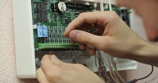 Монтаж аварийных сигнализаций от 3108 руб. в Артеме